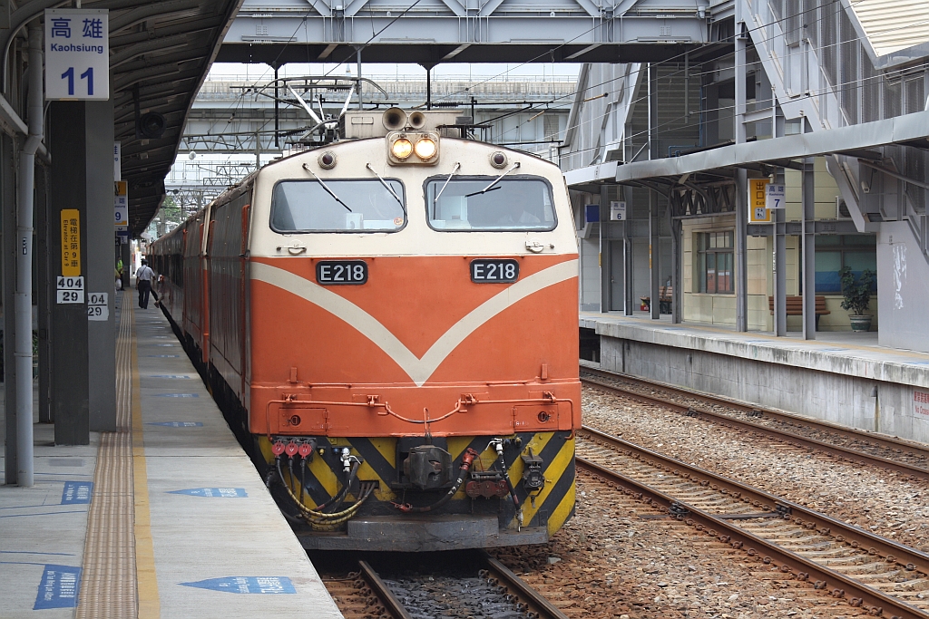 E218 am 07.Juni 2014 in der Kaohsiung Station.