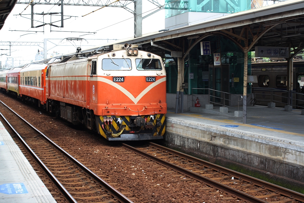 E224 am 07.Juni 2014 in der Tainan Station.