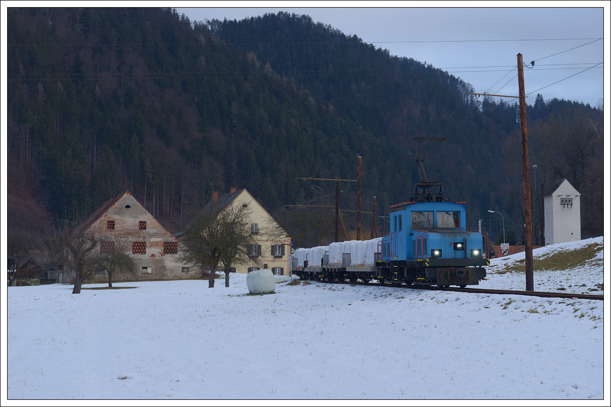 E3 am 1.2.2021 mit dem einzigen beladenen Zug von Breitenau nach Mixnitz an diesem Tag, aufgenommen in Mautstatt, kurz vor dem Zielbahnhof.