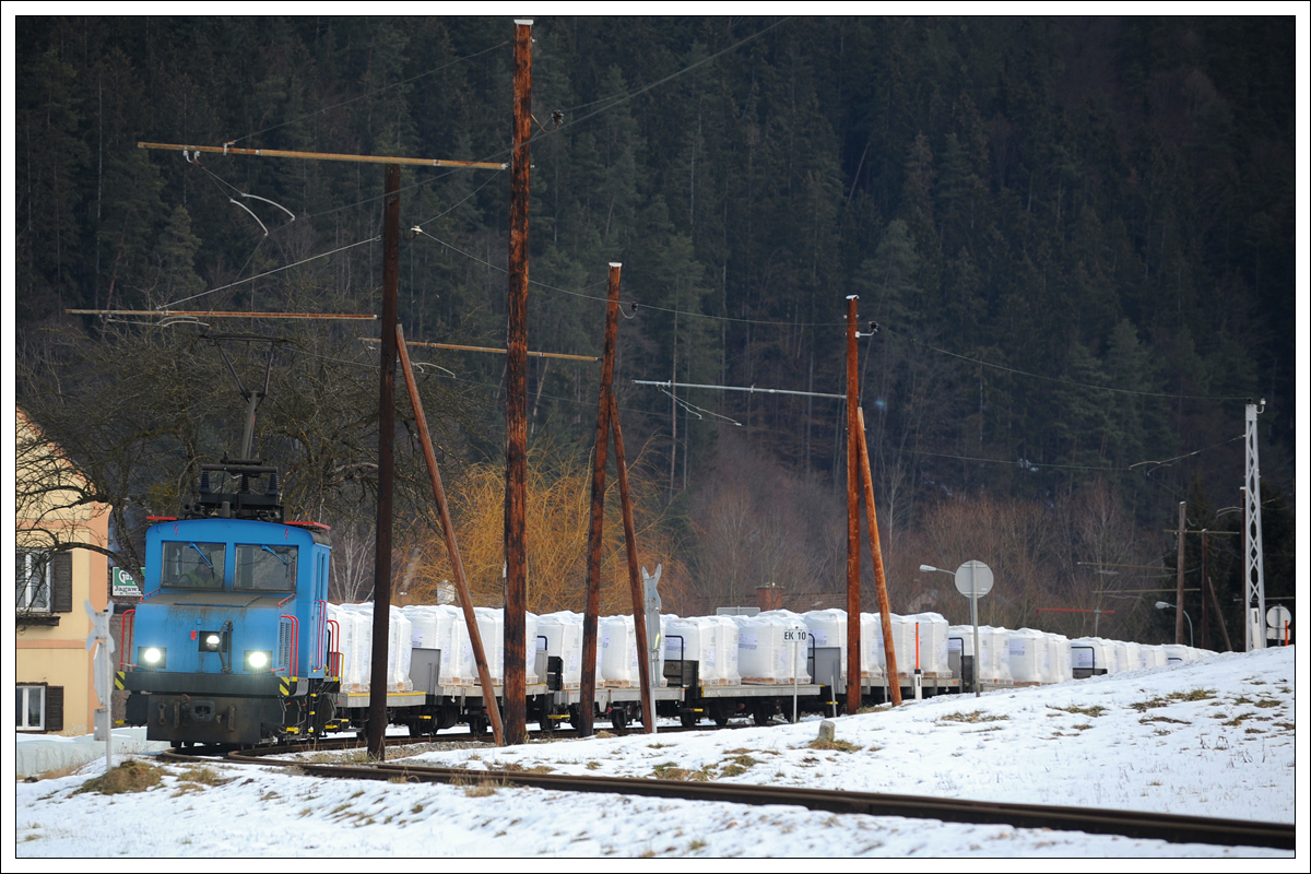 E3 am 1.2.2021 mit dem einzigen beladenen Zug von Breitenau nach Mixnitz an diesem Tag, aufgenommen in Mautstatt, kurz vor dem Zielbahnhof. 
