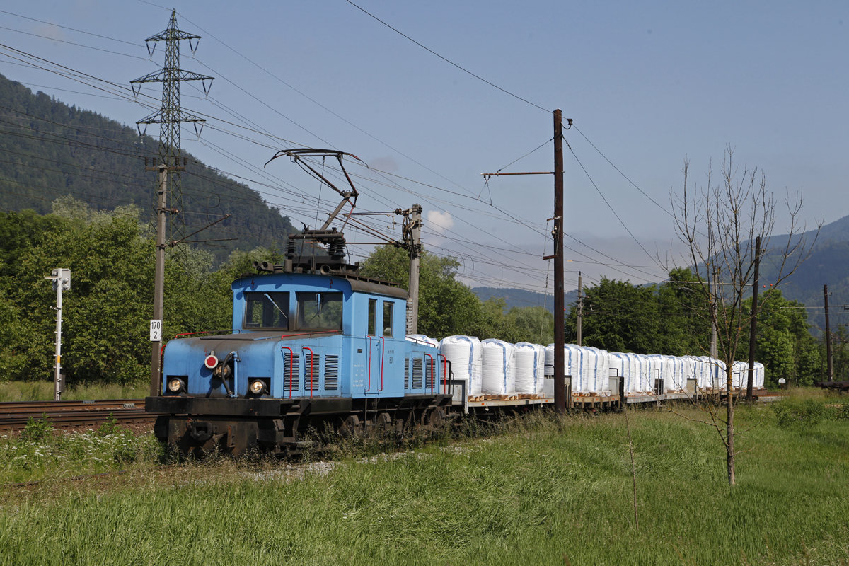 E3 erreicht am 4.06.2014 in Kürze mit ihrem Güterzug Mixnitz Lokalbahnhof.