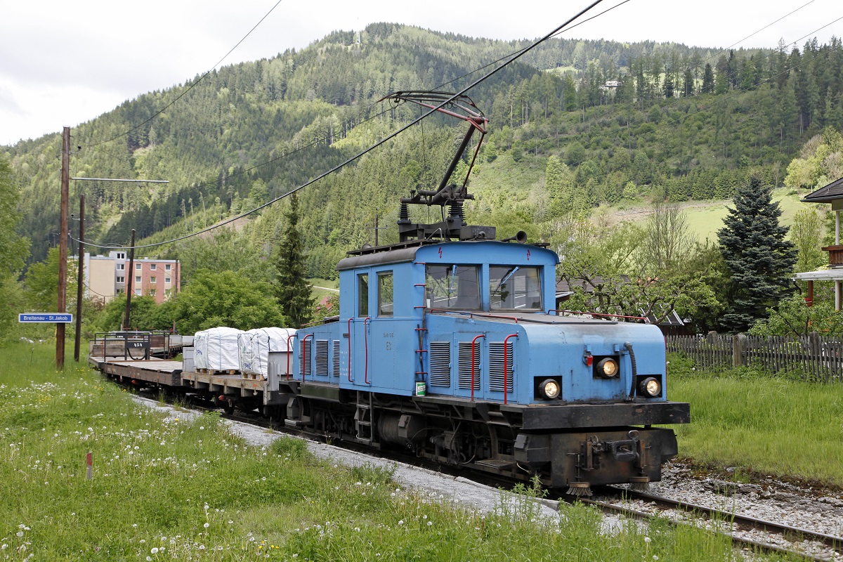 E3 fährt am 14.05.2014 mit dem Güterzug durch die Haltestelle Breitenau-St.Jakob.