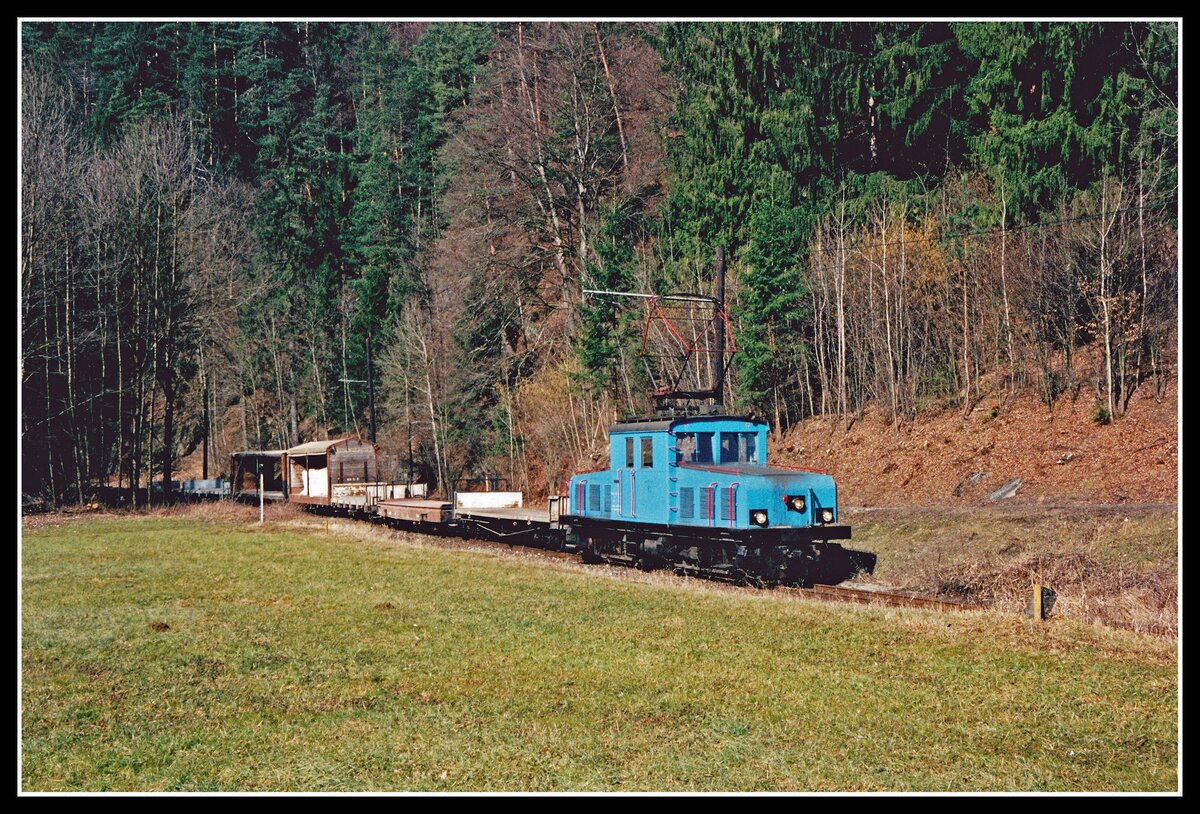 E3 fährt am 6.03.2002 mit dem Güterzug das Breitenauertal taleinwärts.