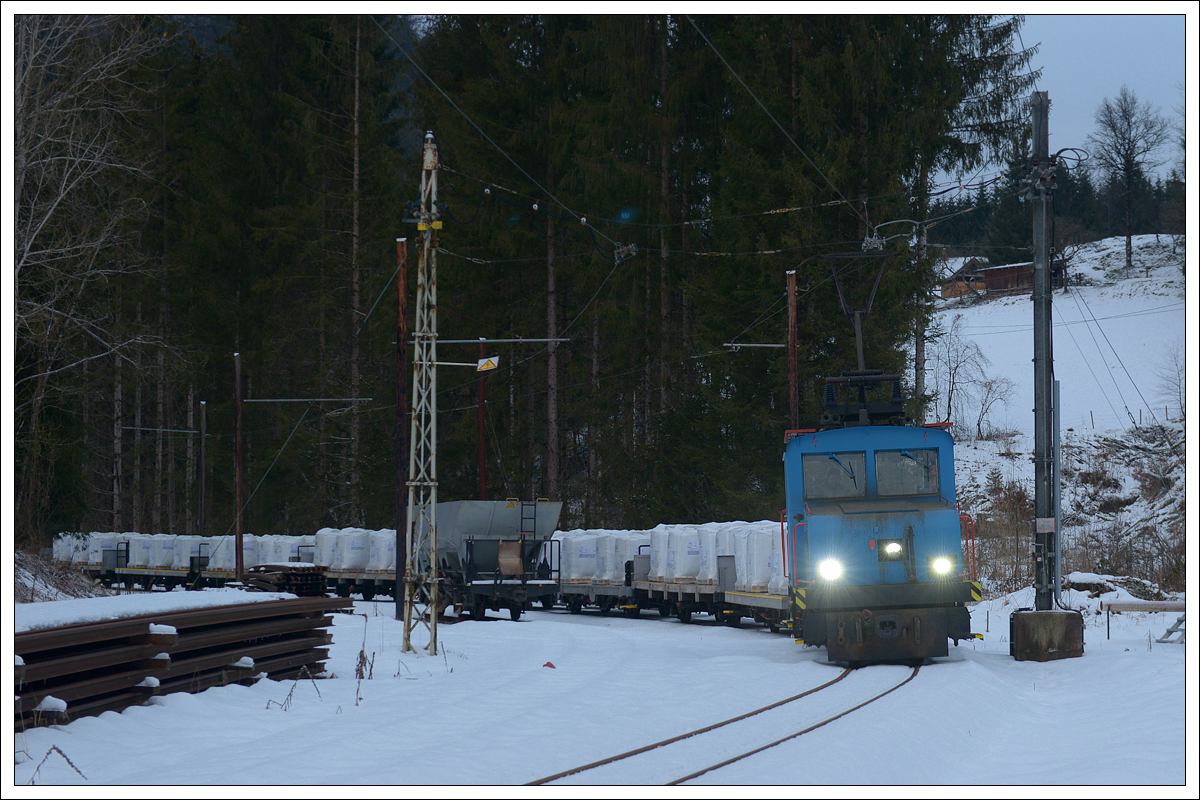 E3 der Lokalbahn Mixnitz-Sankt Erhard AG am 1.2.2021 mit dem einzigen beladenen Zug von Breitenau nach Mixnitz an diesem Tag, aufgenommen bei der Durchfahrt der Ausweiche Baumgartenwiese.