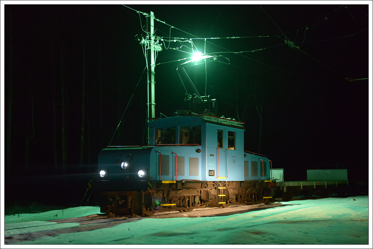 E3 der Lokalbahn Mixnitz-Sankt Erhard AG am 1.2.2021 mit dem Leerzug von Mixnitz in das Werk Breitenau bei der Ausweiche Baumgartenwiese, wo durch den Streckentrenner dieses herrliche Bügelfeuer zustande gekommen ist. 