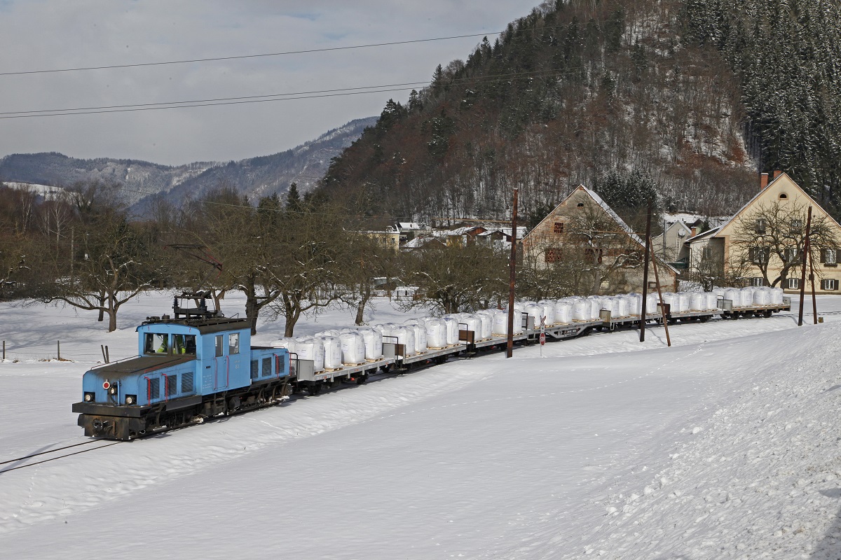 E3 mit Güterzug bei Mautstadt am 2.02.2015.