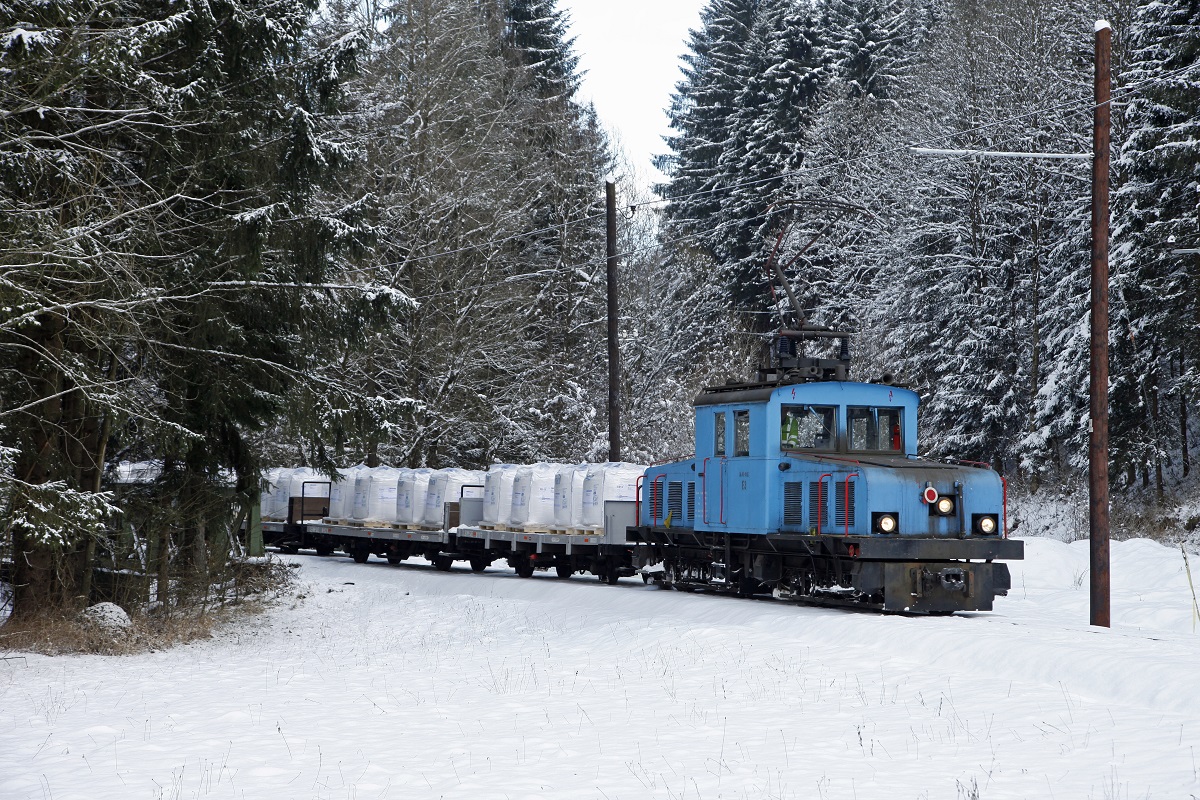 E3 zieht am 2.02.2015 einen Güterzug durch das tiefwinterliche Breitenauertal.