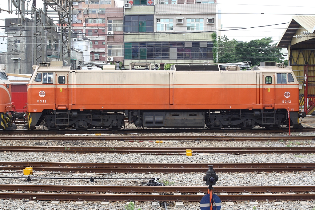 E312 am 01.Juni 2014 in Hsinchu Station.