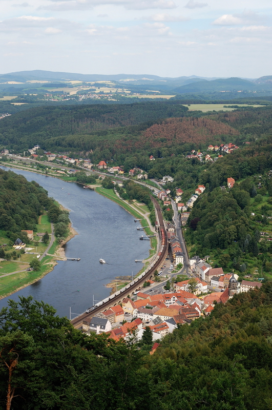 E37 025 (HSL Logistik) mit Getreidezug in Knigstein (19.07.2013)