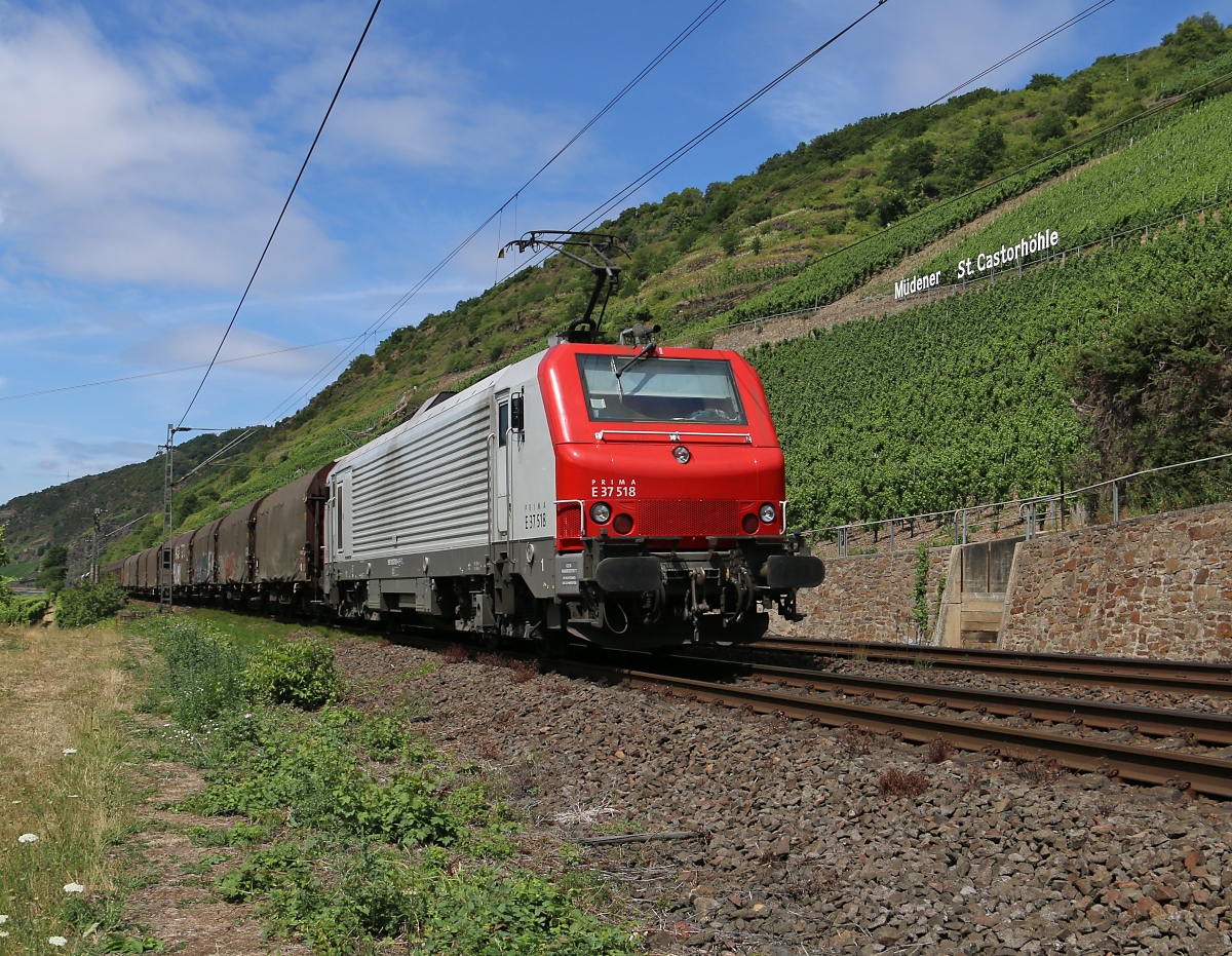 E37 518 mit Schiebeplan- und H-Wagen in Fahrtrichtung Koblenz. Aufgenommen bei Müden an der Mosel am 15.07.2015.