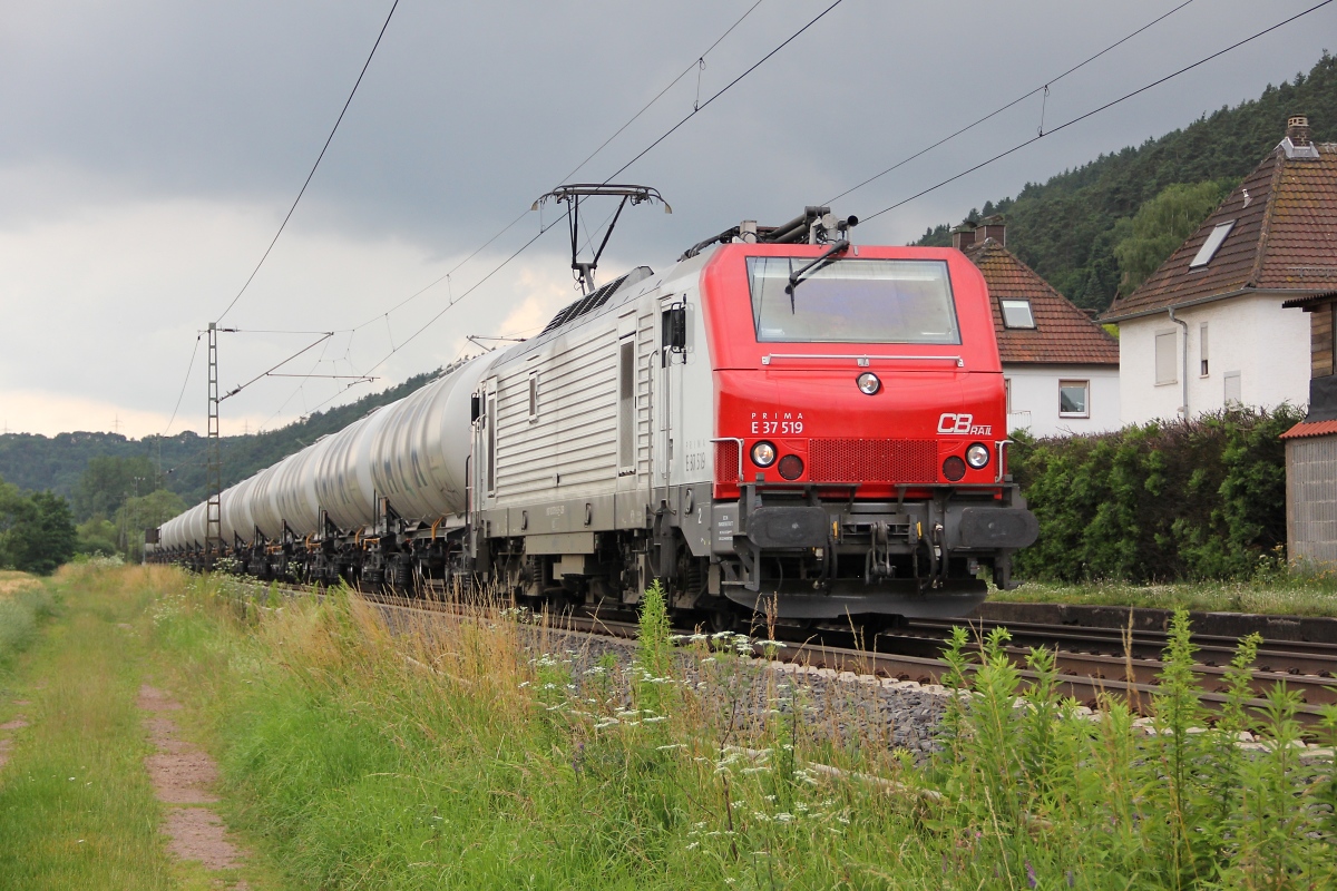 E37 519 mit einem GATX-Kesselwagen Ganzzug in Fahrtrichtung Norden. Aufgenommen am 05.07.2013 in Ludwigsau-Friedlos.