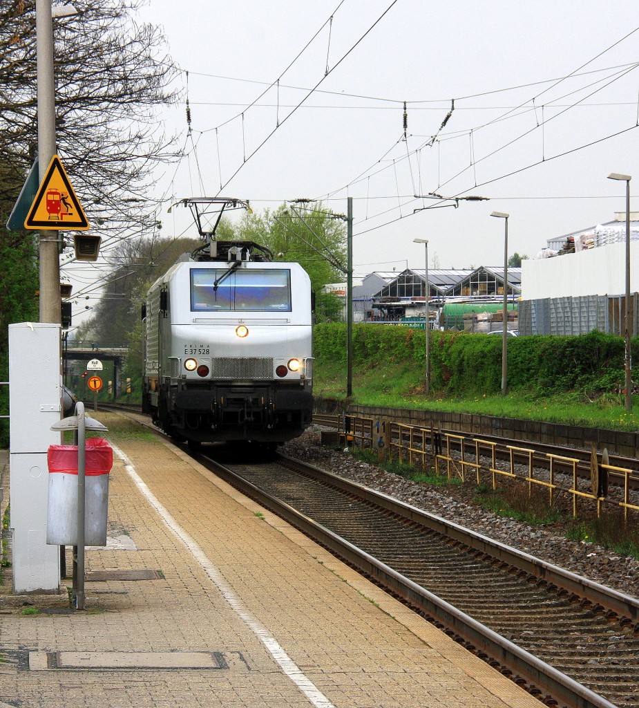 E37 528 CB Rail kommt als Lokzug die Kohlscheider-Rampe hoch aus Richtung Neuss und fährt in Richtung Aachen-West und fährt durch Kohlscheid bei Wolken am Abend vom 4.4.2014.