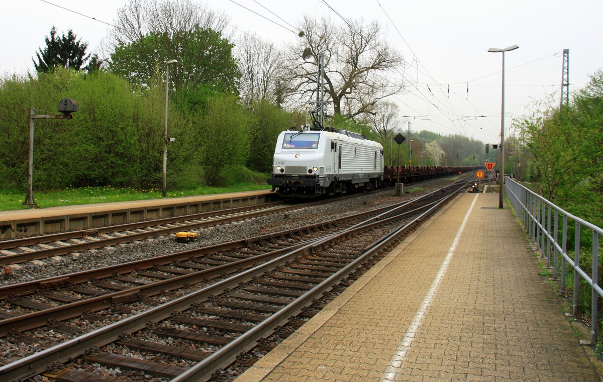 E37 528 CB Rail kommt aus Richtung Aachen-West mit eienem langen leeren Coilzug aus Kinkempois(B) und fährt in Richtung Herzogenrath,Neuss.
Aufgenommen bei der Durchfahrt durch Kohlscheid bei Wolken am Abend vom 4.4.2014.