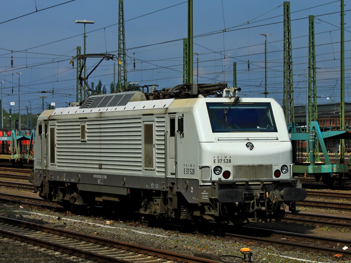 E37 528 rangiert am 12.04.2014 in Aachen West.