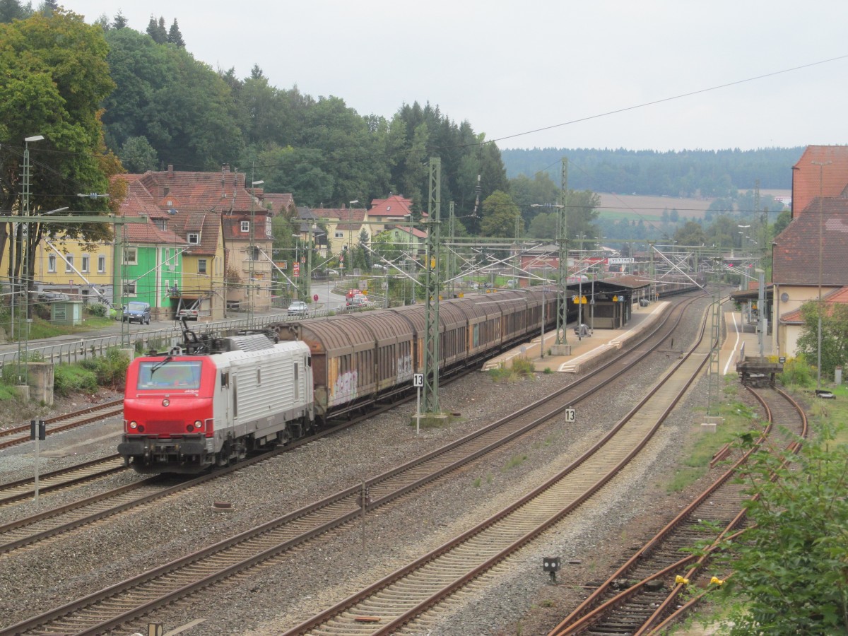 E37 531 zieht am 22. September 2013 einen H-Wagenzug durch Kronach in Richtung Lichtenfels.