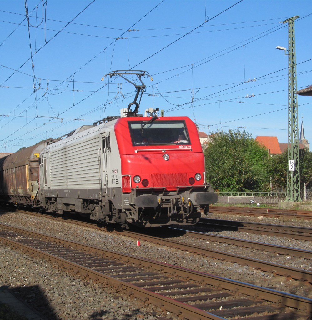 E37 531 zieht am 29. September 2013 einen H-Wagenzug durch Kronach in Richtung Lichtenfels.