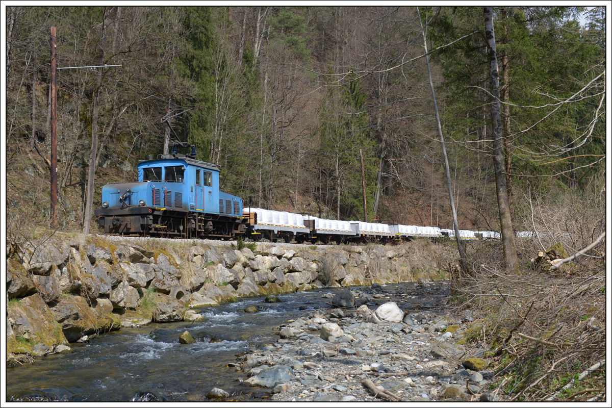 E4 am 3.4.2019 mit dem vierten beladenen Zug von Breitenau nach Mixnitz, aufgenommen im Roßgraben.