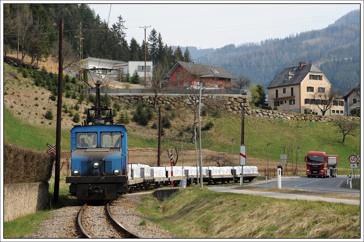 E4 am 3.4.2019 mit dritten beladenen Zug von Breitenau nach Mixnitz, aufgenommen  in Breitenau/Ortsteil St. Jakob.