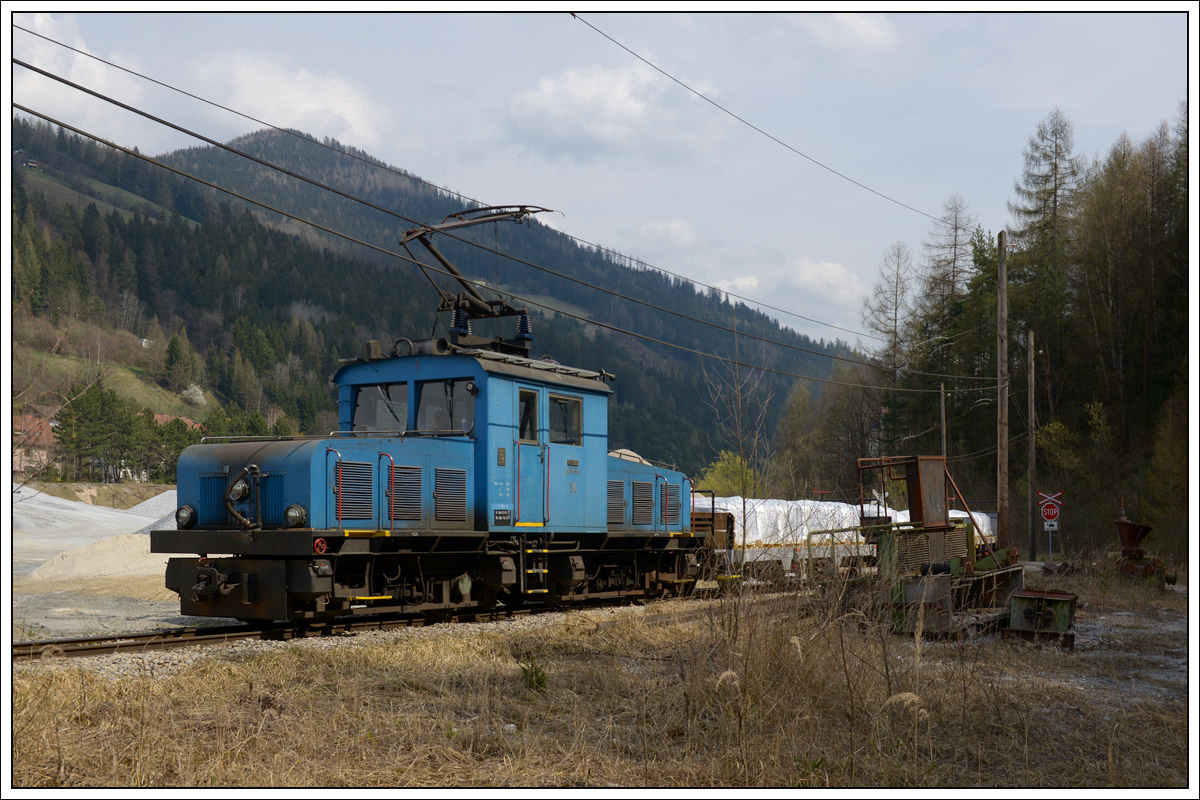 E4 am 3.4.2019 mit vierten und letzten beladenen Zug an diesem Tag von Breitenau nach Mixnitz, aufgenommen kurz nach der Ausfahrt aus dem Werk Breitenau. Auf den Hinweis von Oli hin, habe ich das Bild neu bearbeitet und entzerrt, damit das Bild, was gerade Linien betrifft, harmonischer wirkt. Die Masten sind hier in Wirklichkeit ziemlich schief.