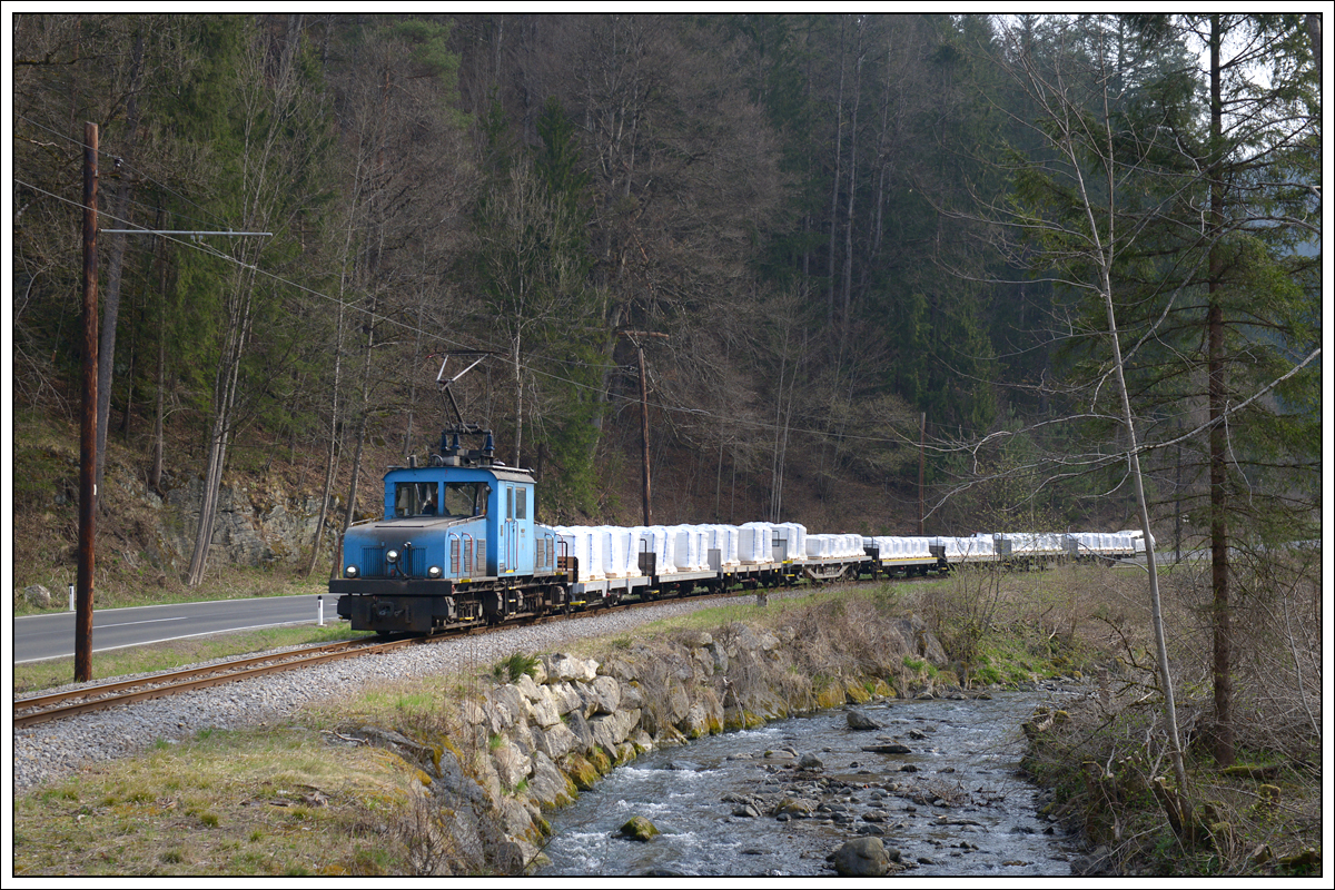 E4 am 3.4.2019 mit zweiten beladenen Zug von Breitenau nach Mixnitz, aufgenommen im Roßgraben.