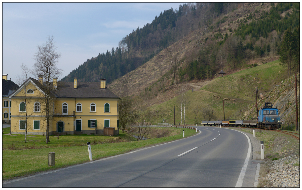 E4 am 3.9.2019 mit dem dritten Leerzug an diesem Tag von Mixnitz nach Breitenau unterwegs im Ortsteil Schafferwerke aufgenommen. 