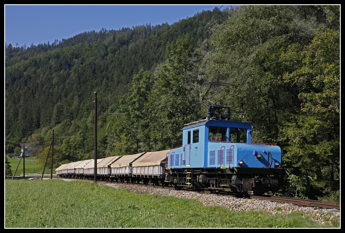 E4 bringt am 16.09.2019 einen leeren Schüttgutwagenzug ins Breitenauertal.