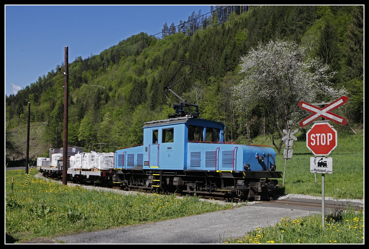 E4 fährt am 4.05.2020 mit einem Güterzug durch das frühlingshafte Breitenauerbahn.