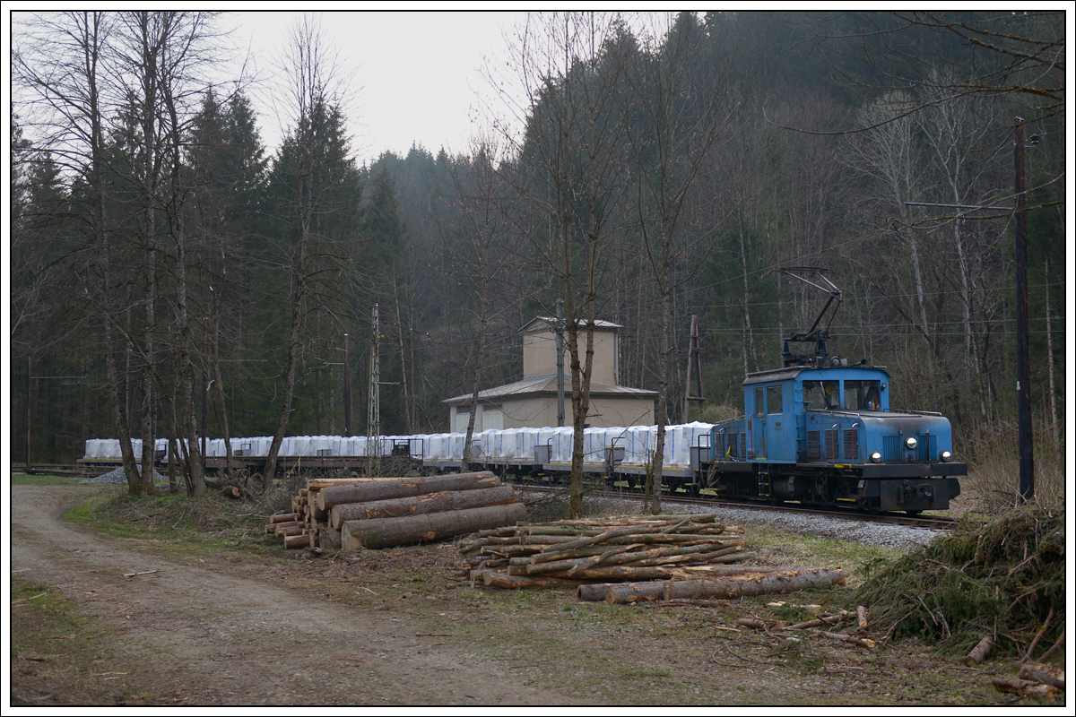 E4 mit dem ersten beladenen Zug von Breitenau nach Mixnitz am 3.4.2019 bei der Ausweiche Baugartwiese ca. in der Mitte der 10,6 Kilometer langen Strecke aufgenommen. Hier erfolgt auch die Stromeinspeisung in die Oberleitung. 
