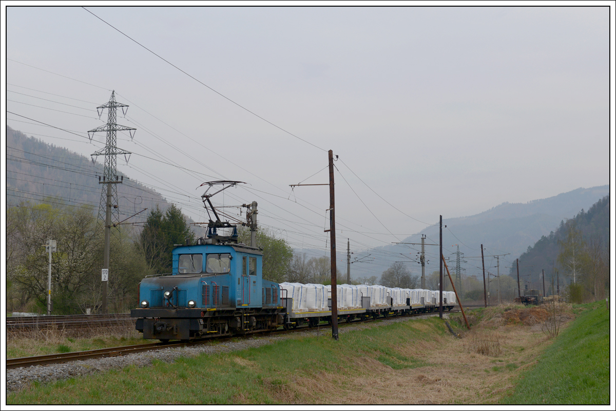 E4 mit dem ersten beladenen Zug von Breitenau nach Mixnitz am 3.4.2019, hier bereits paralell zur Südbahn kurz vor dem Zielbahnhof.