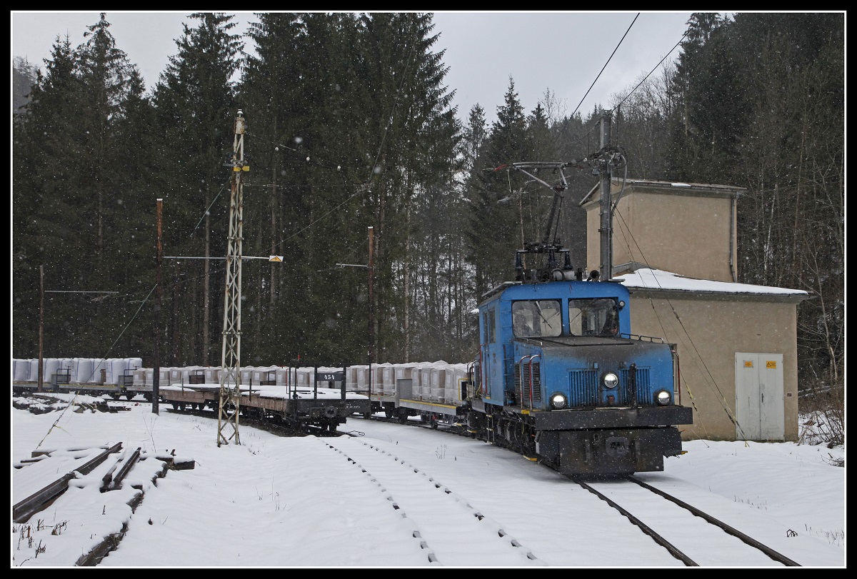 E4 mit Güterzug in der Ausweiche Baumgartenwiese am 10.01.2019. Im Gebäude neben der Lok befindet sich das Unterwerk welches die Strecke mit Strom versorgt. Diese Anlage wird im Jahr 2019 durch ein neues Unterwerk ersetzt.