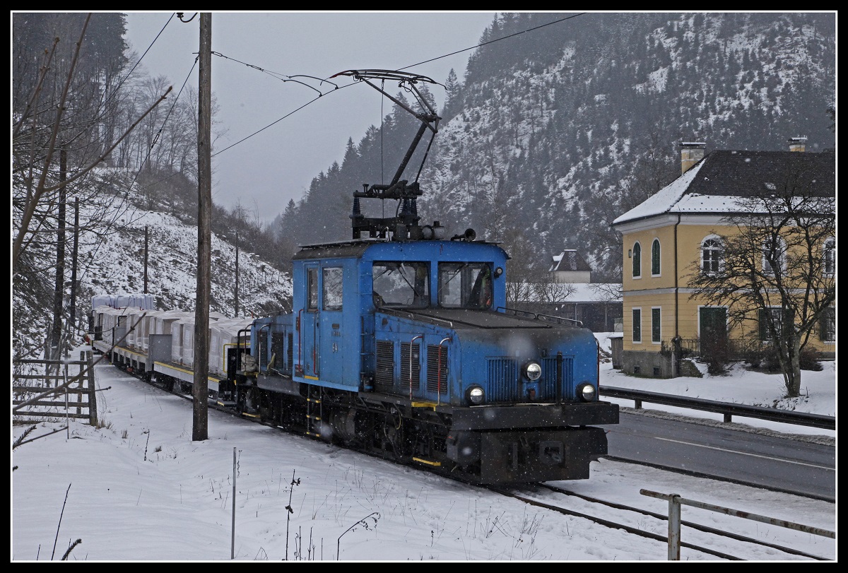 E4 mit Güterzug bei Schafferwerke am 10.01.2019.