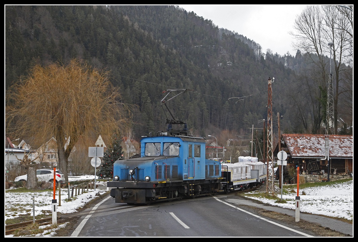 E4 mit Güterzug beim Bahnübergang bei Mautstatt am 10.01.2019.