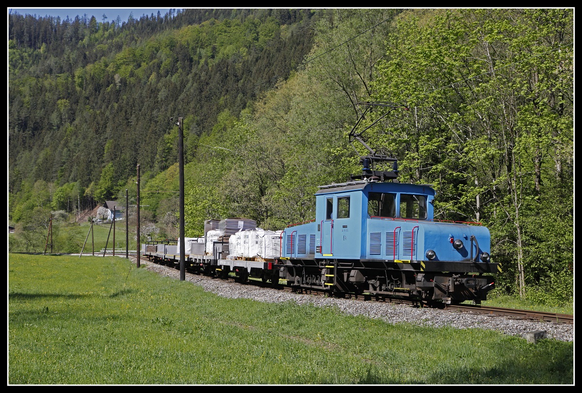 E4 mit Güterzug im Roßgraben am 4.05.2020.