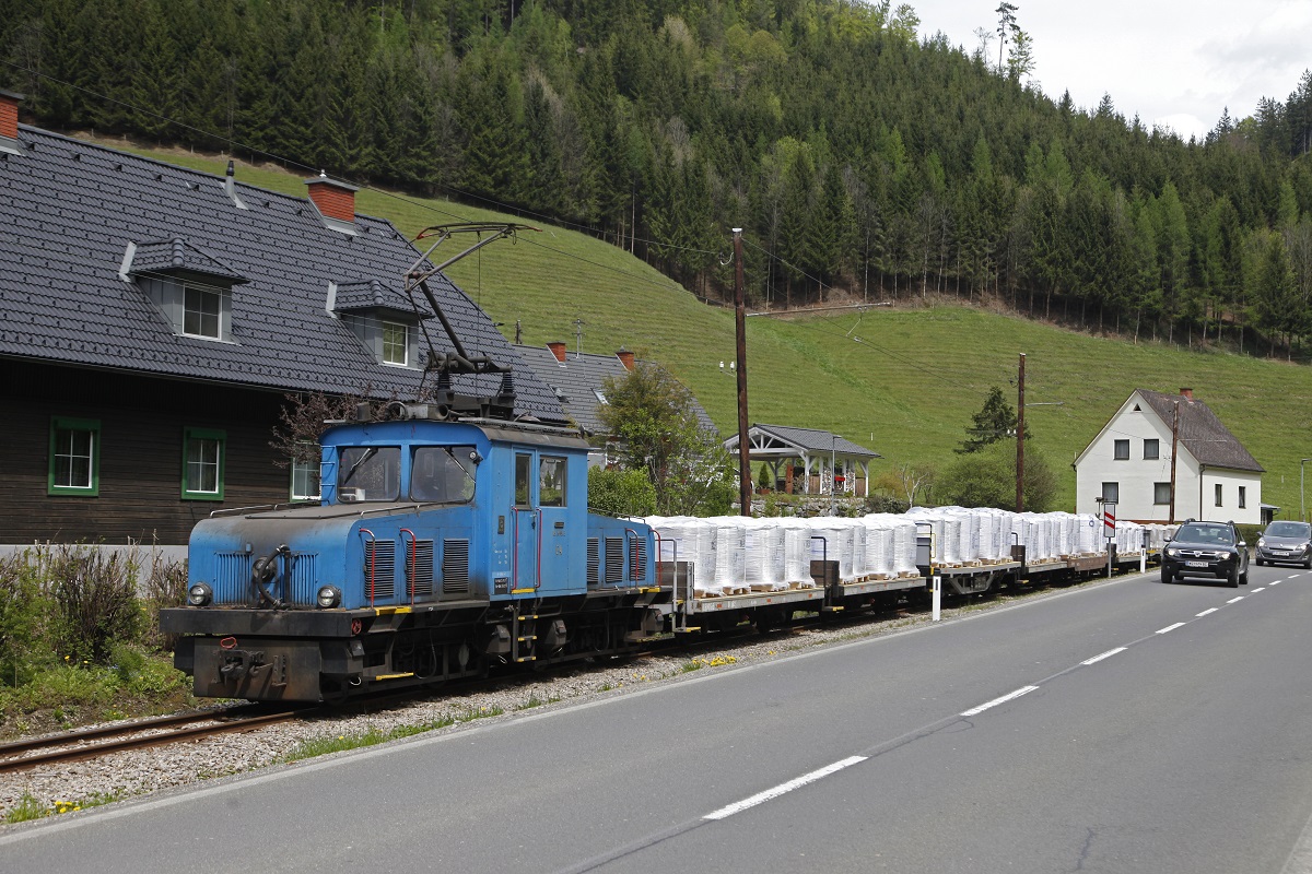 E4 mit Güterzug in Sankt Jakob am 4.05.2017.