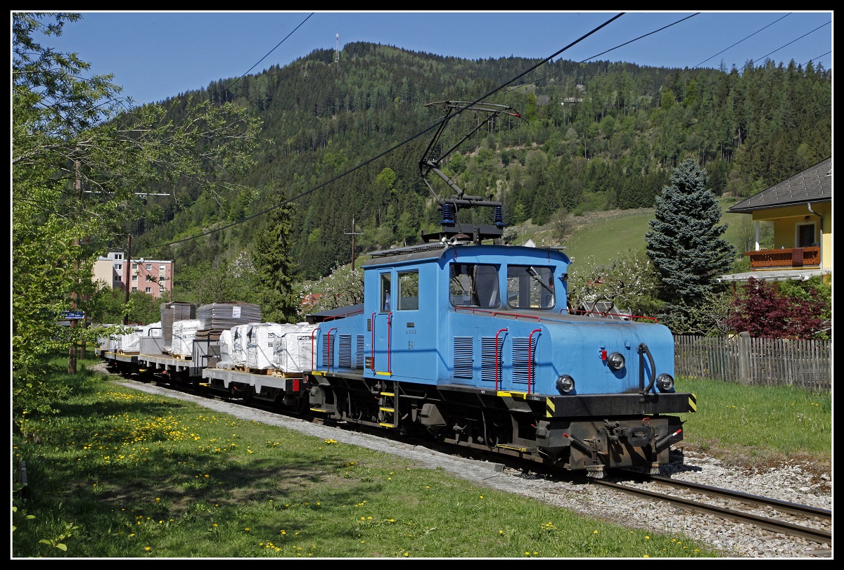 E4 mit Güterzug in St.Jakob am 4.05.2020.