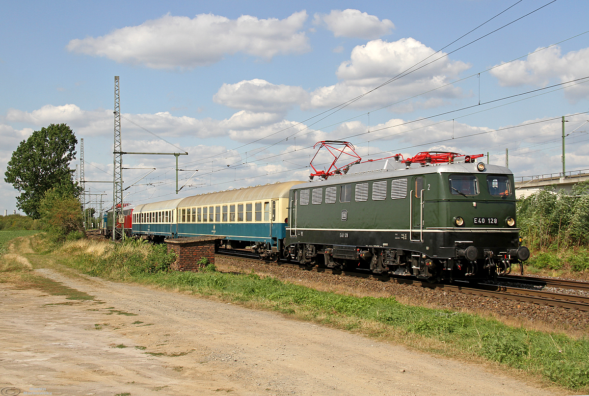 E40 128 mit 2 Bm + 216 067 + E44 02 + 212 372 bei Porz Wahn am 02.09.2019