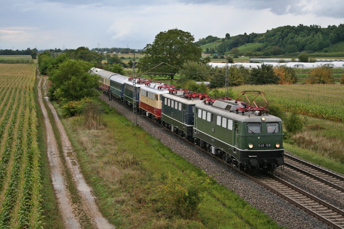 E40 128 mit dem Lz/T 91340 bestehend aus der Zuglok, E41 001, 113 311-5, E10 348, dem Kanzelwagen WGge 827 51 80 89-53 90-1, dem dem TEE-Clubwagen WGmh854 61 80 89-70 403-4 und dem TEE-Avmz 61 80 89-95 070-7 am Nachmittag des 12.09.13 auf dem Weg von Koblenz nach Basel zum 100. Geburtstag des Badischen Bahnhofs.