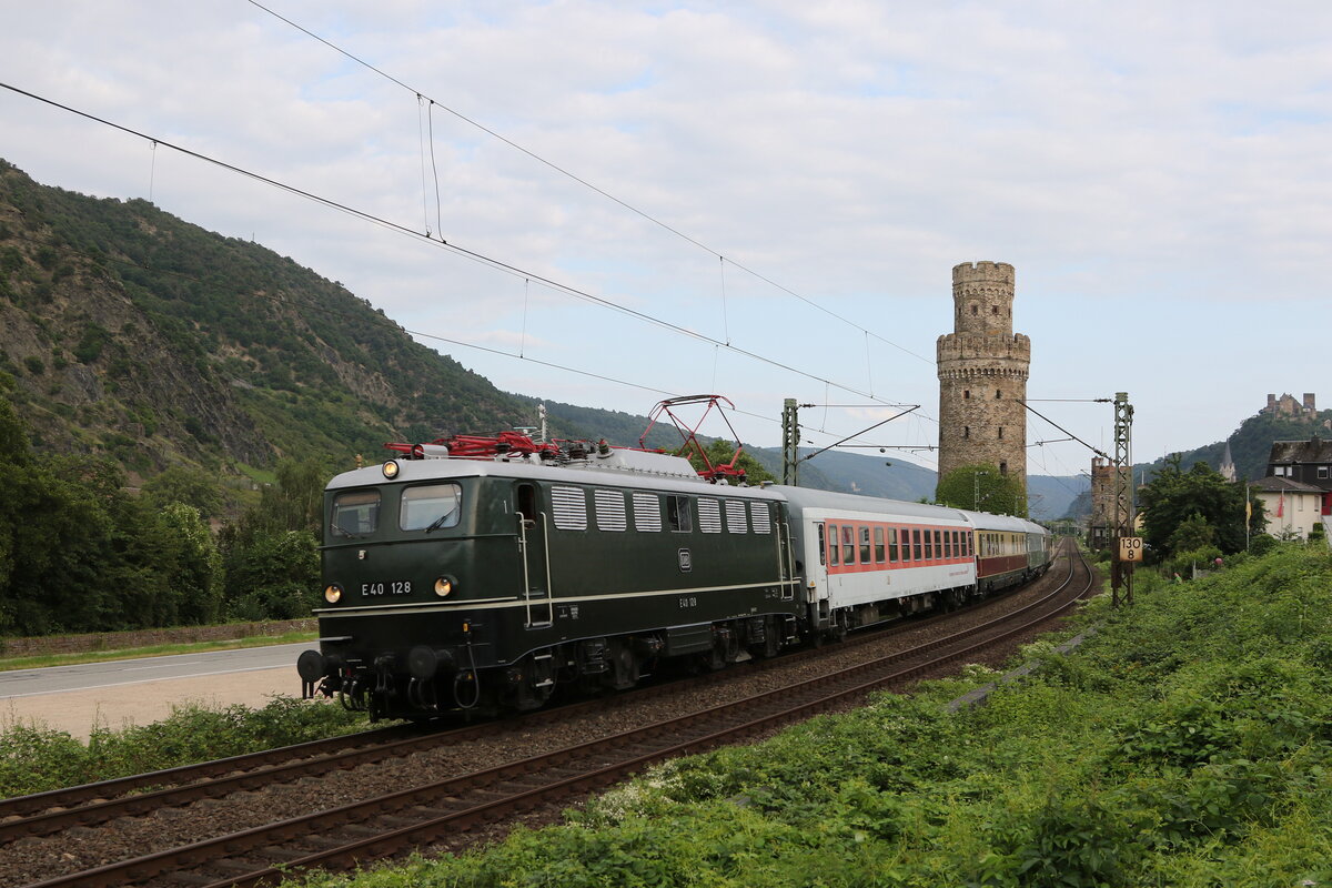 E40 128 mit einem Sonderzug am 22. Juli 2021 bei Oberwesel am Rhein.