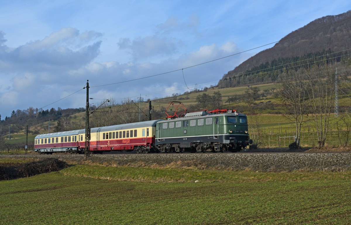 E40 128 mit Lr 91340 von Koblenz-Lützel nach Augsburg HBF mit zwei nostalgischen Rheingoldwagen unterwegs auf der KBS 750 der Filsbahn bei Kuchen an der Fils am 28.2.2015.