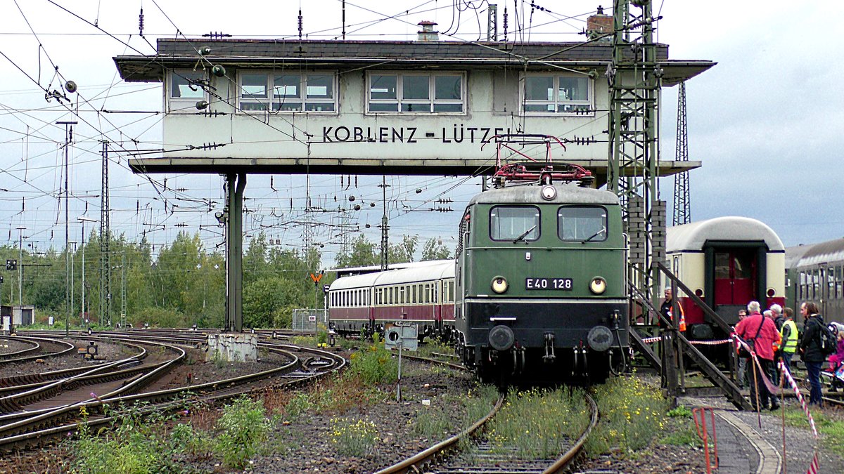 E40 128 war am 15.10.2016 am Tag der Einheitsloks für Führerstandsmitfahrten im Bereich des DB Museums Koblenz im Einsatz. Im Hintergrund ist das Reiterstellwerk Koblenz-Lützel zu sehen.
