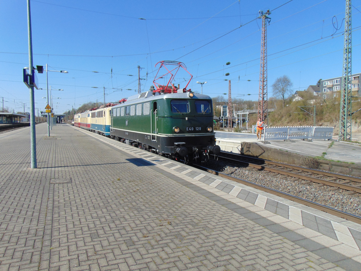 E40 128 zieht durch Wuppertal Vohwinkel 140 423+E03 001+113 nach Seelze. Am 05.04.2020