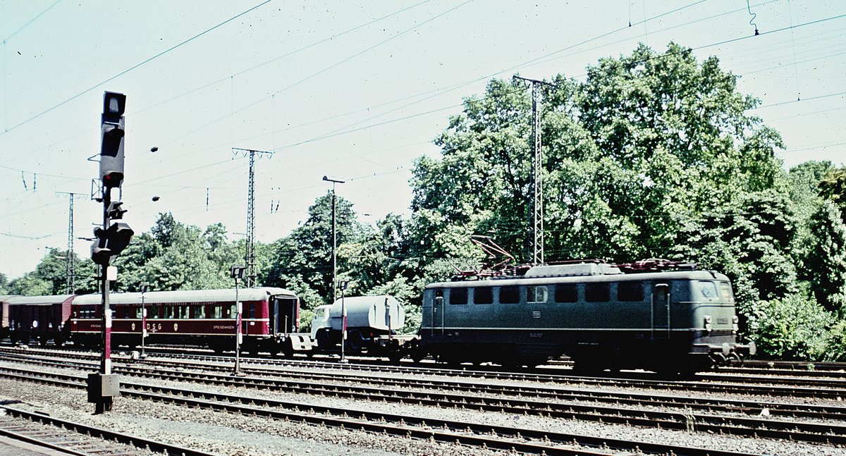 E40 291   mit Gz  u.a ein.DSG-Wagen in rot   Köln