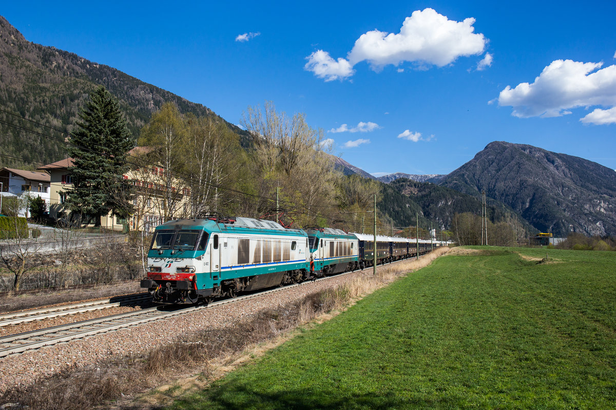 E402 039 und E402 021 fahren mit dem Orient-Express bei Campo di Trens in Richtung Brenner, aufgenommen am 8. April 2017.