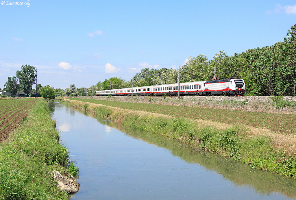 E.402 112 passes San Martino In Strada whilst working FB9815 from Milano Centrale to Lecce, 29 April 2014