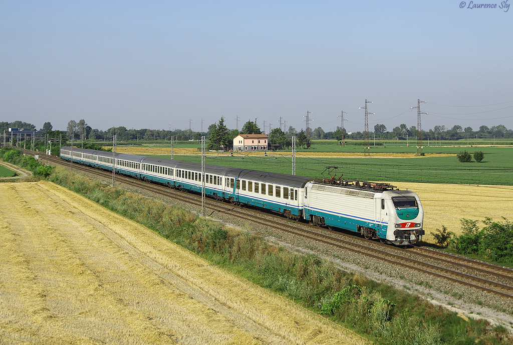 E.402 132 passes Pizzale whilst working  IC656 from Ventimiglia to Milano Centrale, 12 July 2012
