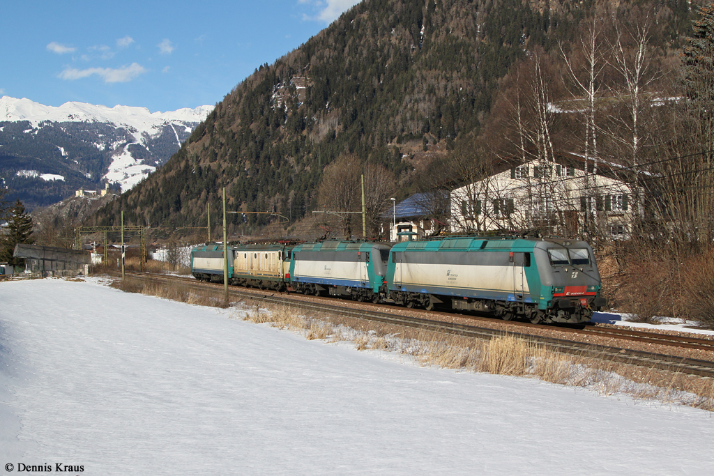 E405 004, E405 028, 633 231 und E405 041 als Lokzug am 25.01.2014 bei Campo di Trens.