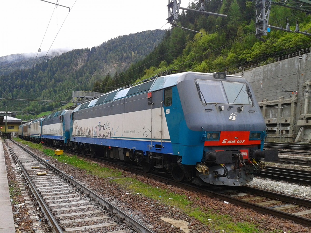 E405 007, E405 018, E652 064, E633 226 und E412 019 am 15.5.2015 im Bahnhof Brennero/Brenner.