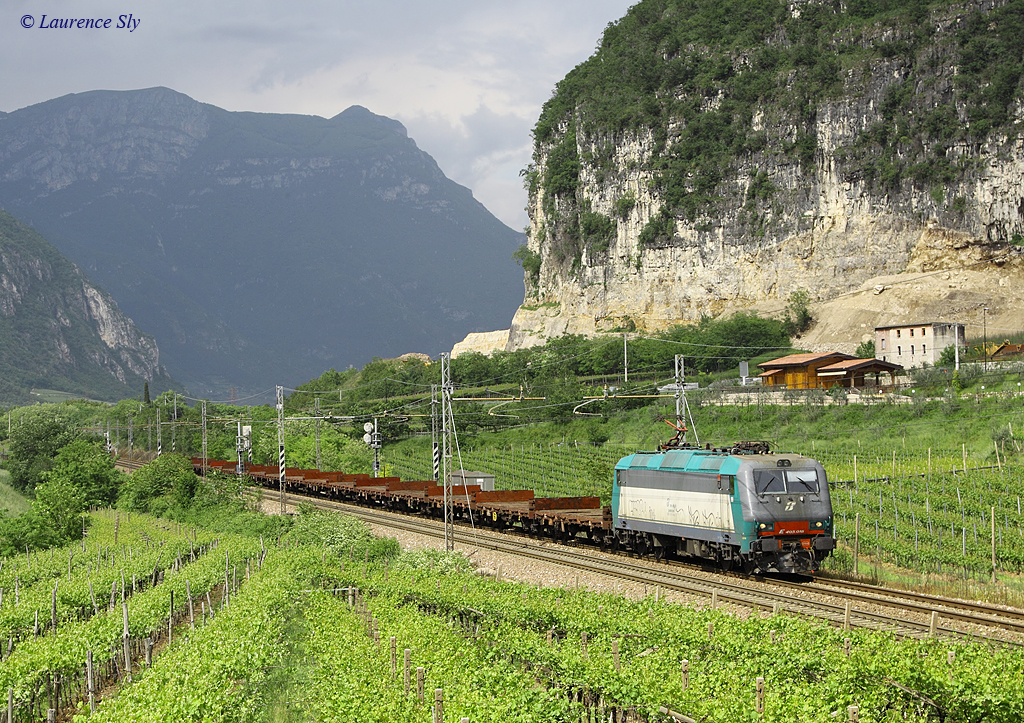 E.405 018 passes Ossenigo with a southbound freight train (possibly heading for Bologna), 20 May 2013