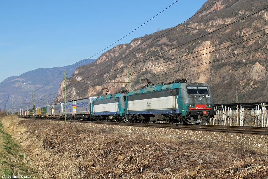 E405 019 + E405 038 mit KLV Zug am 07.03.2015 bei Ora.