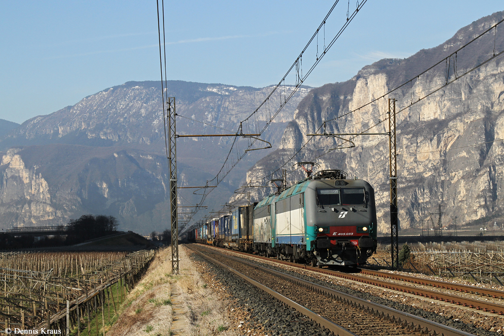 E405 033 und eine Schwesterlok mit KLV Zug am 07.03.2015 bei Salorno.